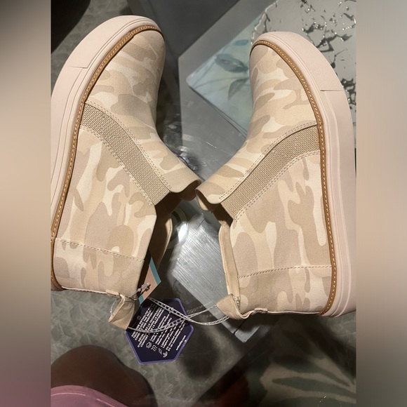 TOMS
Women's Camo Canvas Mid Cut Slip On Sneakers - Picture 5 of 8